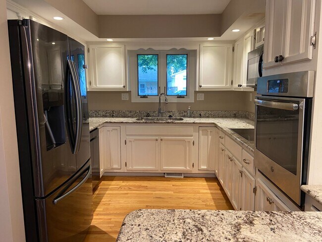 Foto del edificio - Beautiful, spacious 3 bedroom home in Savoy!