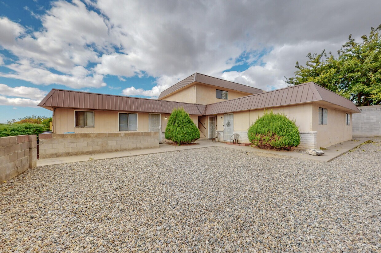 Primary Photo - 9021 Candelaria Rd NE