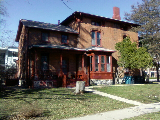 Building Photo - 530 S Division St
