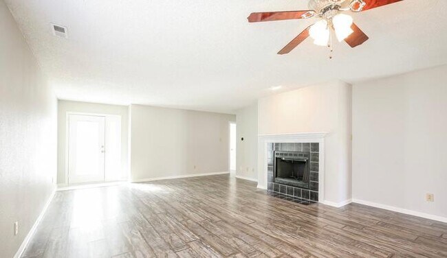 Foto del edificio - 7563 Hollow Reed Ct