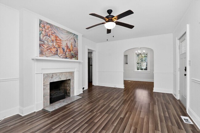 Foto del edificio - Charming 2BR Home Near Uptown Charlotte
