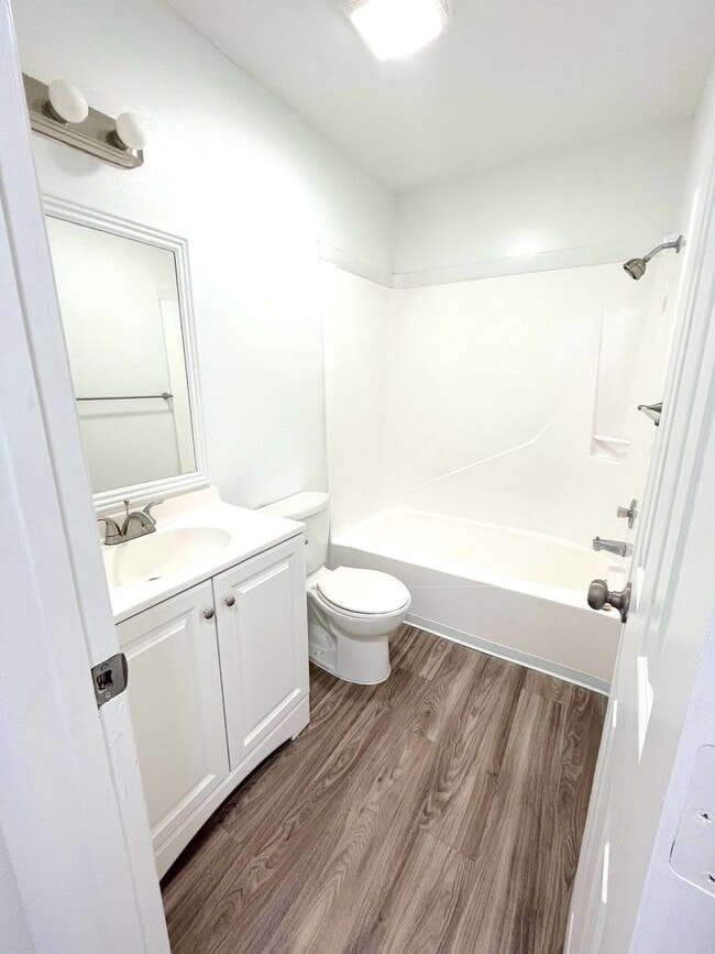 Building Photo - One Bedroom Unit with On site Laundry!