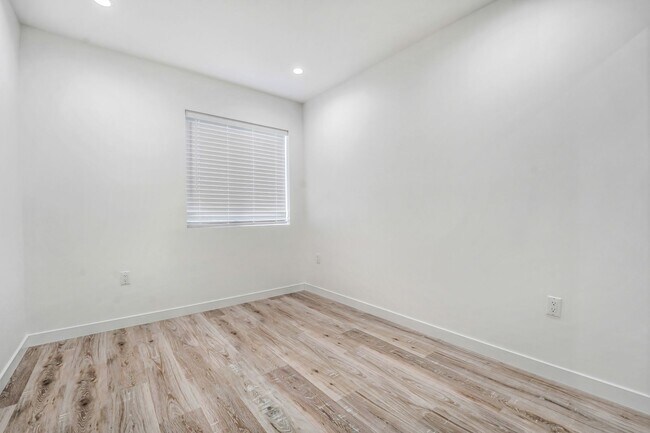 Building Photo - 4 Bedroom West Lancaster