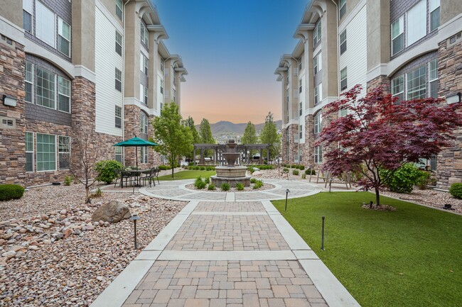 Outdoor Courtyard - The Ivy at Draper 55+ Active Adult Apartments