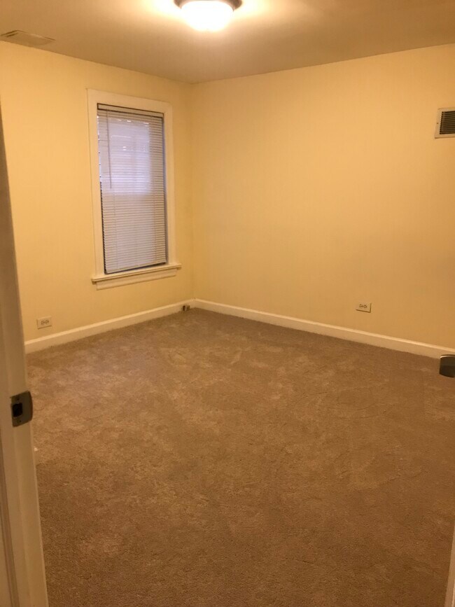 Bedroom - 468 N Aberdeen St
