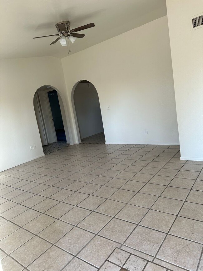 Foto del edificio - 3 BR 2 BA Frye & Chandler Blvd