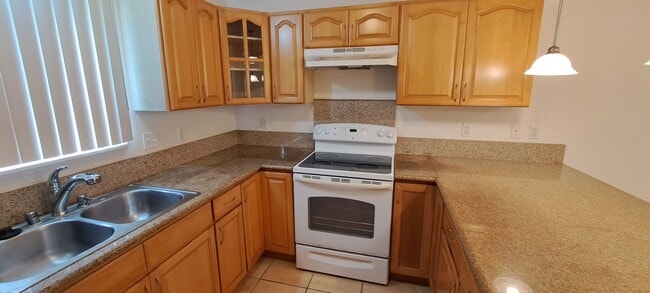 Building Photo - Ponahawai Quadplex