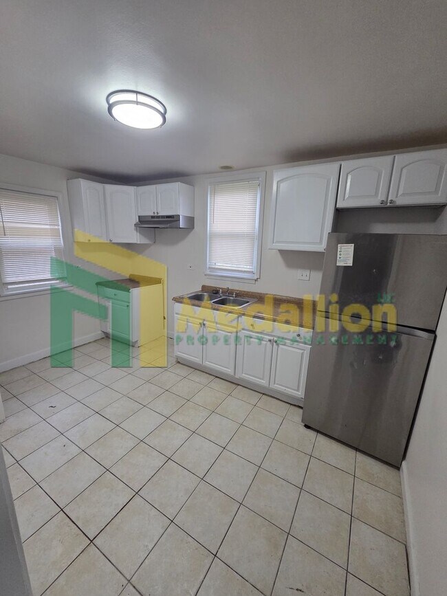 Foto del edificio - Updated 3-Bedroom Home with Spacious Layout and Backyard