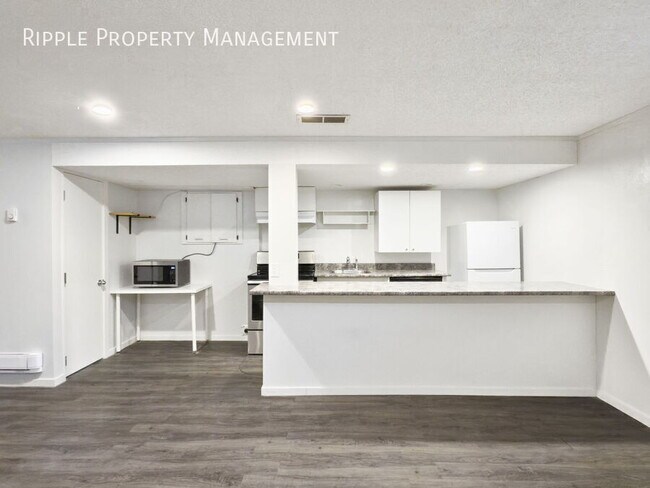 Photo du bâtiment - FANTASTIC 1 BED/ 1 BATH LOWER UNIT ONLY