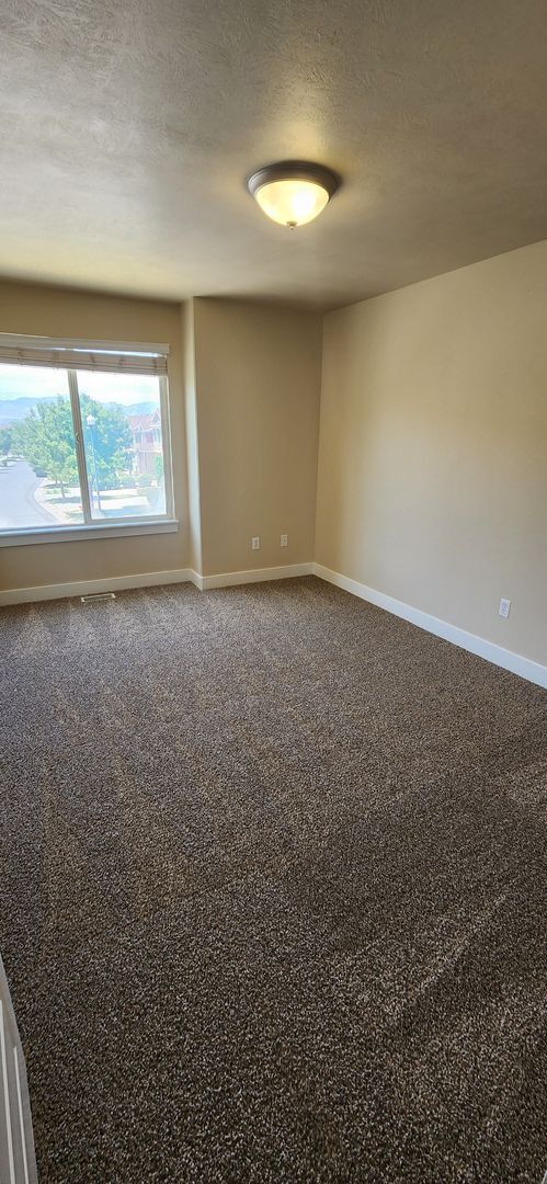Building Photo - Beautiful End-Unit 4 Bedroom Townhome in S...