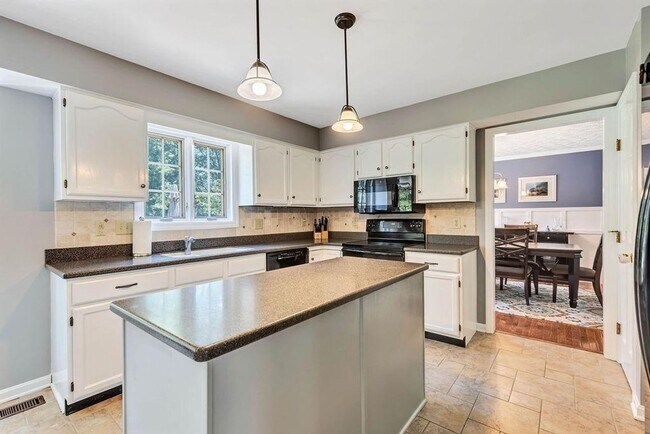 Building Photo - Charming 4BR 2.5BA House for Rent in West ...