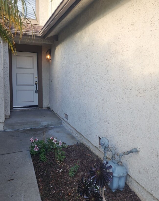 Building Photo - West End Ventura 3 bedroom townhome with attached garage and spacious yard