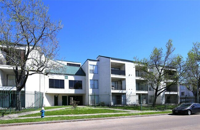 Building Photo - 2832 S Bartell Dr