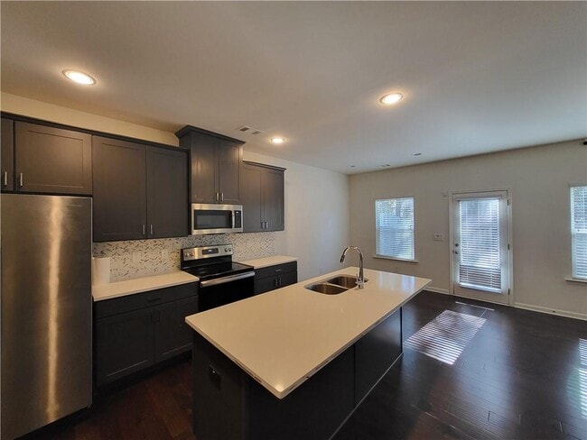 Foto del edificio - 5163 Madeline Pl