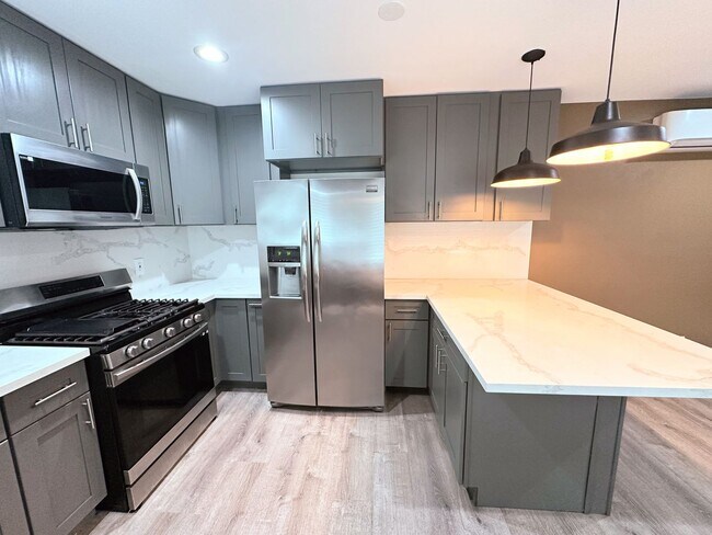 Foto del edificio - Completely Renovated 2 Bed + 2 Bath House ...