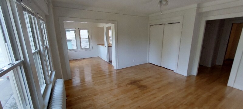 Building Photo - 913 E Kilbourn Ave