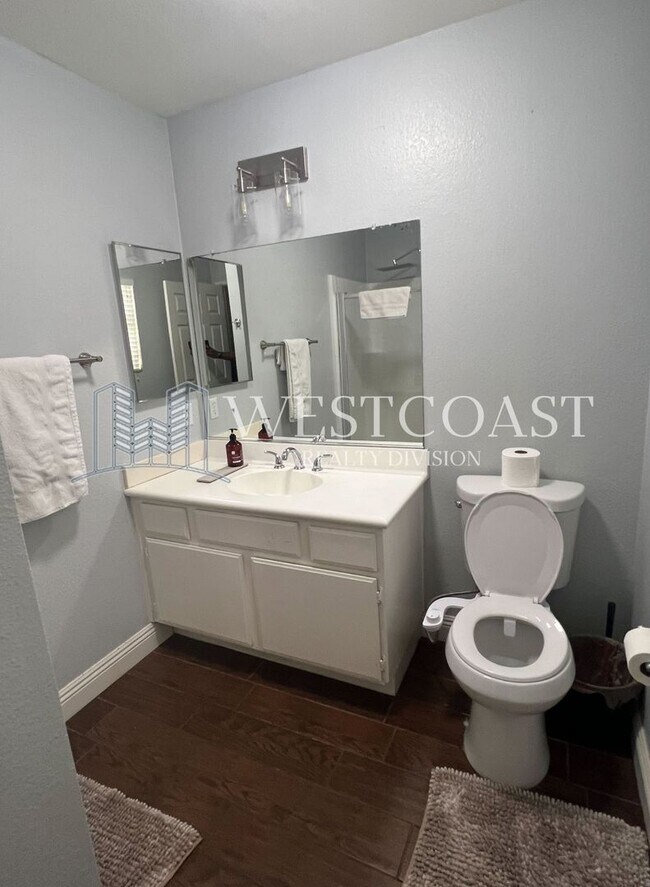 Building Photo - Charming 3-Bedroom Home with Spacious Back...