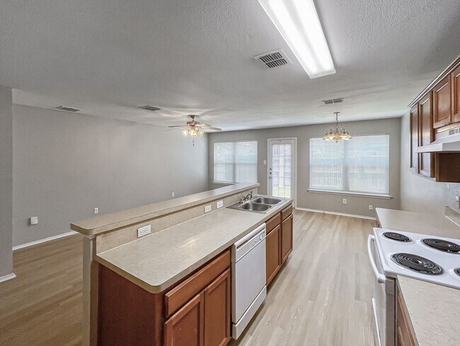 Building Photo - Welcome Home to Comfort and Convenience