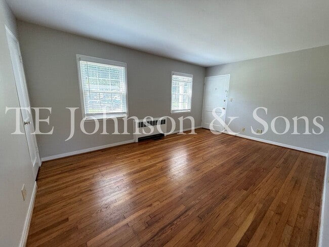 Building Photo - A Great Condo close to Atrium Health and Park