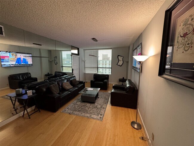 Building Photo - 5150 Hidalgo St