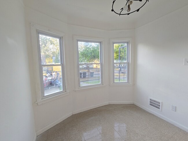 Foto del edificio - 16740 Stahelin Ave