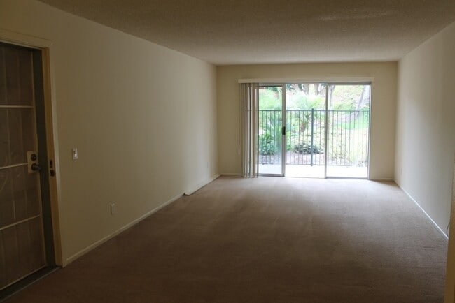 Building Photo - 1 Bed/1Bath Condo in Carlsbad!! ~Hosp Way ...