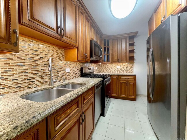 Foto del edificio - 83-36 Beverly Rd