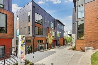 Building Photo - 2425 S Plum St