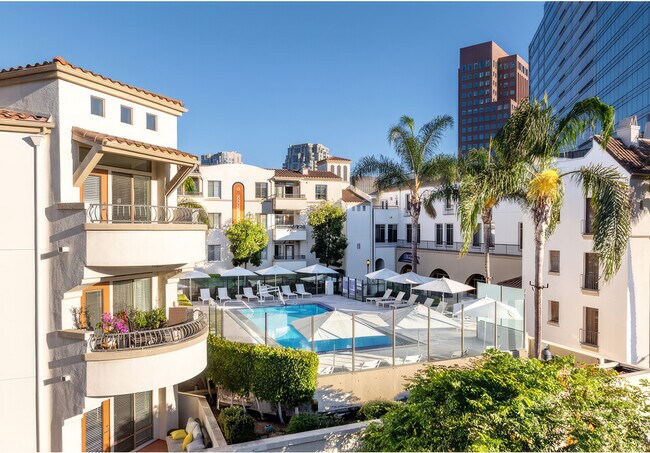 Fotografía aérea con vista a la piscina. - The Glendon Apartments in Westwood