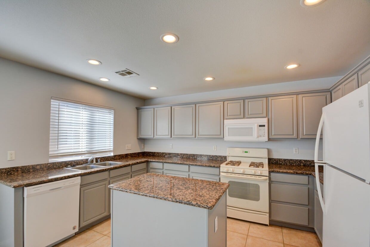 Primary Photo - Gorgeous 3 bedroom 2.5 bathroom Townhome c...