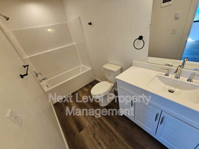 Foto del edificio - 1002 Hillside Ct