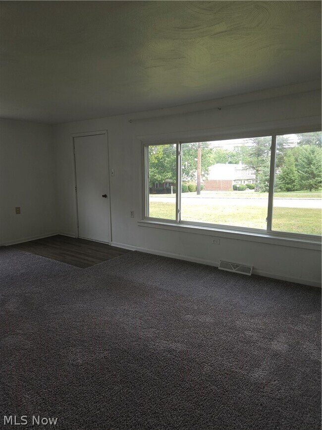 Foto del edificio - 4660 Darrow Rd