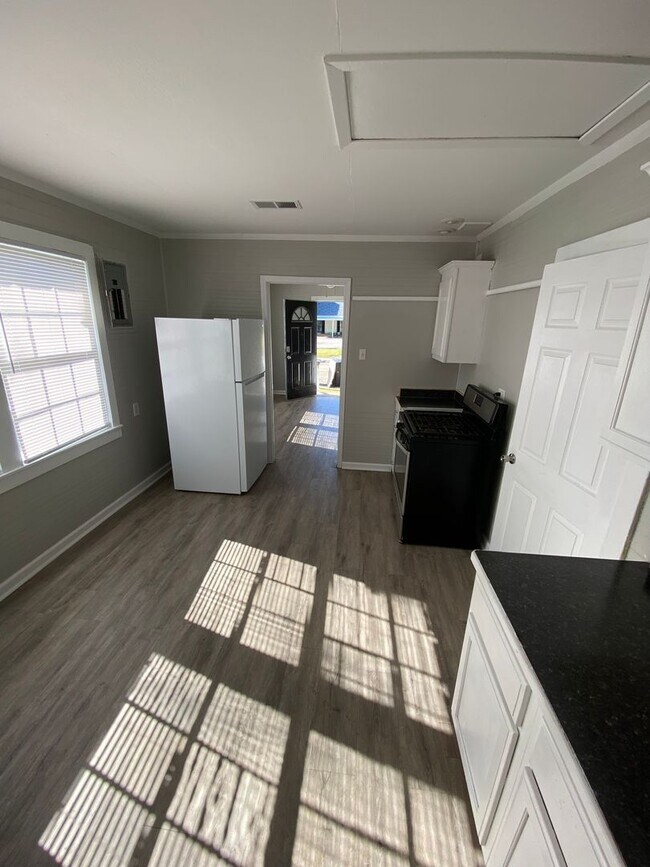 Building Photo - 2 bedroom, 2 bathroom newly remodeled house