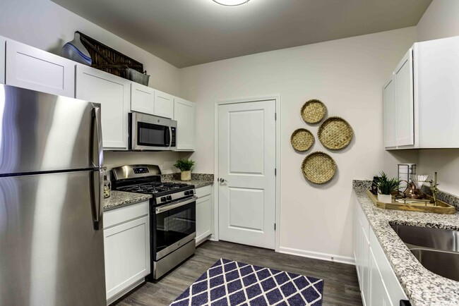 2BR, 2BA - 1,031SF - Kitchen - Highland Ridge