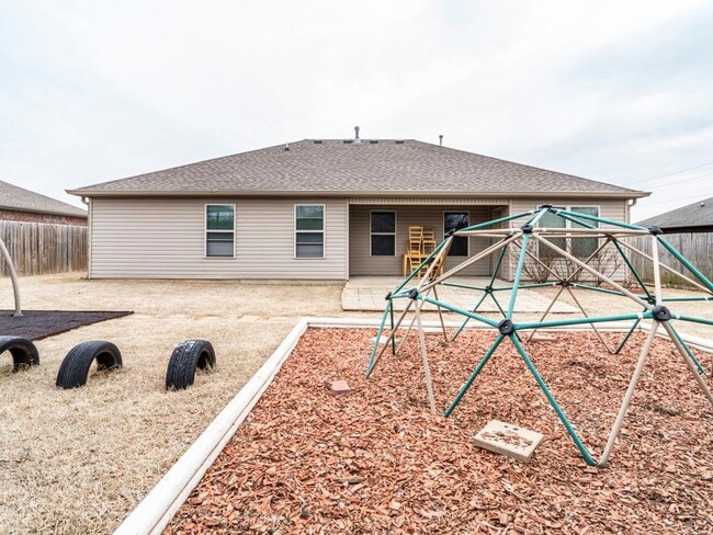 Building Photo - 140 Willow Dr