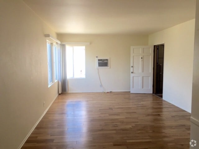 Building Photo - 327 N Mariposa Ave