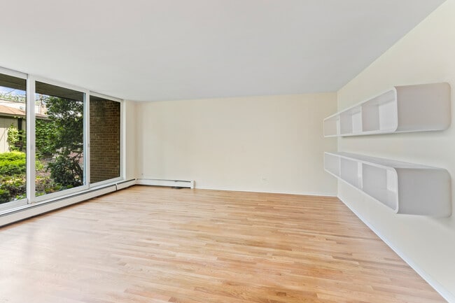 Living Room - 5435 N Artesian Ave