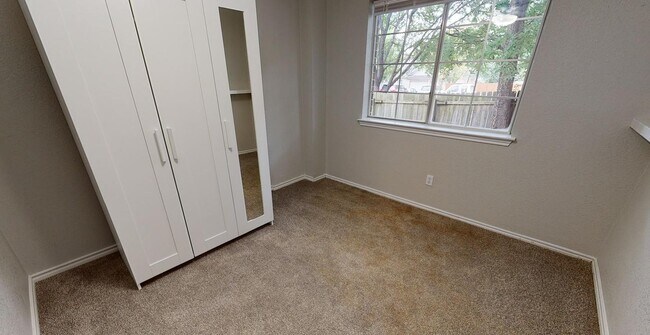 Foto del edificio - 12401 Uttimer Ln
