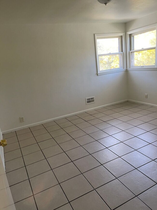 Building Photo - 6520-6522 W Carmen Ave. (Duplex)