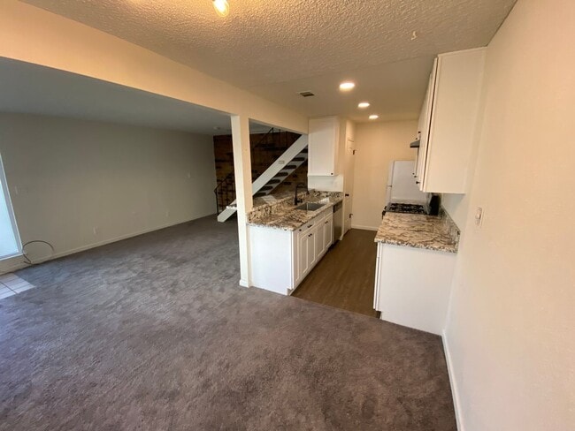 Building Photo - Remodeled 2 bedroom 1 bath townhouse