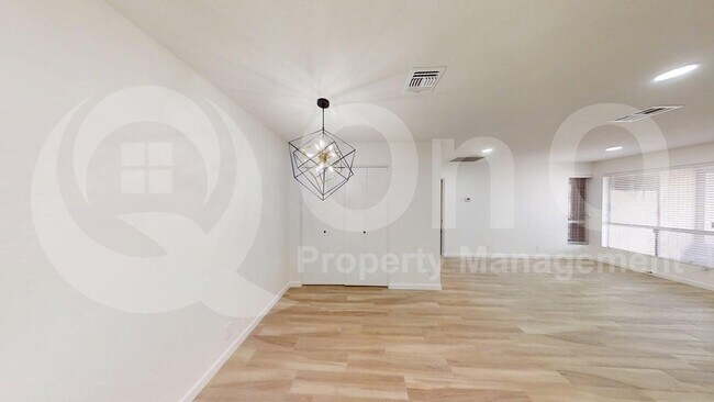 Building Photo - 426 W Pontiac Dr