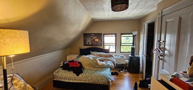 Foto del edificio - 1.5 Bed Spacious Top-Floor Allston apt! Fi...