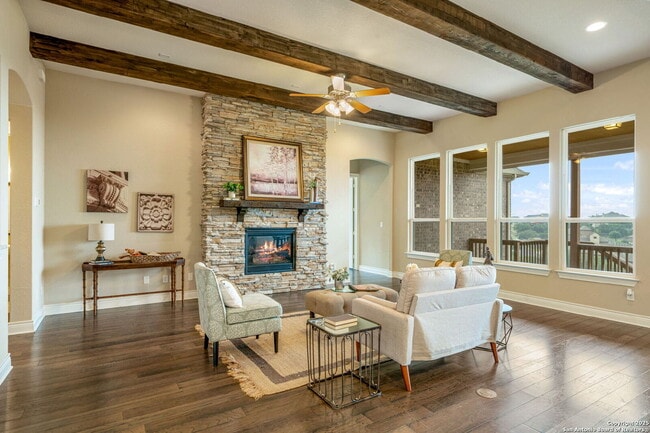 Foto del edificio - Sprawling 5-Bedroom Haven with Scenic View...