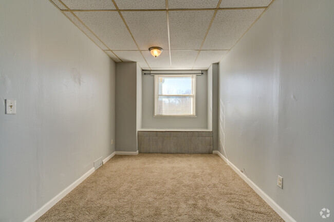 1BR, 1BA - 600SF - Bedroom - 292 Mill St