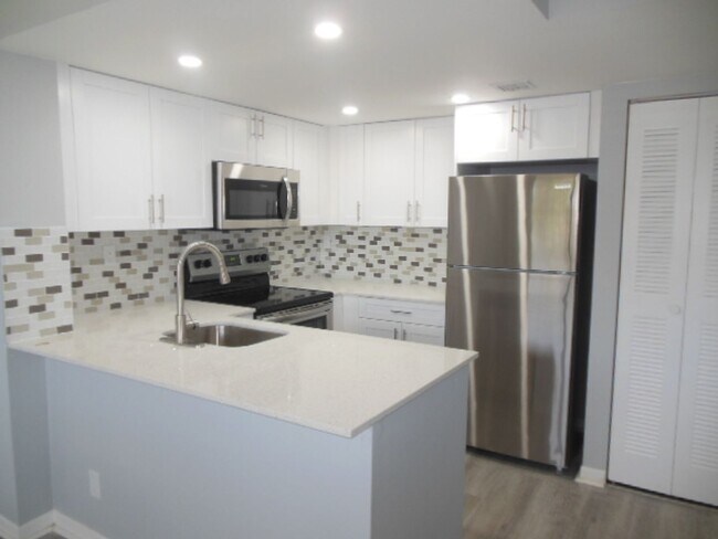 Foto del edificio - One Bedroom One Bathroom! WATERFRONT COMMU...