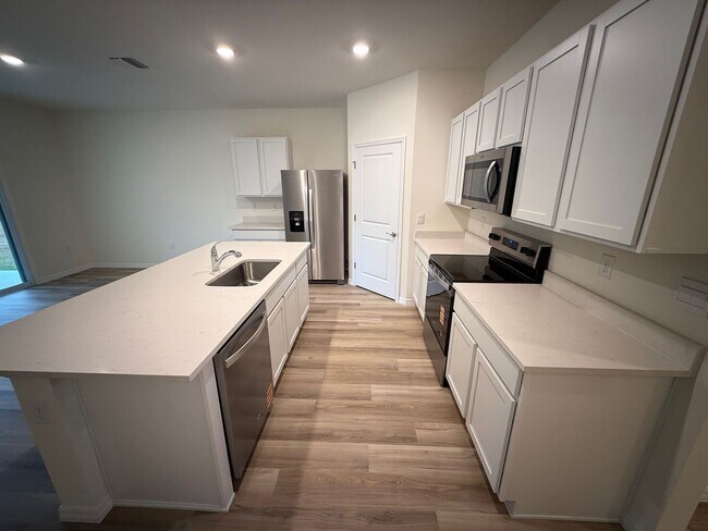 Building Photo - 4 Bedroom 2 Bath Convenient to Everything