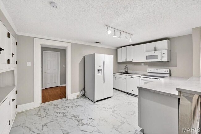 Foto del edificio - 5103 Waterman Blvd