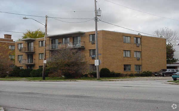 Foto principal - 18012 Lake Shore Blvd
