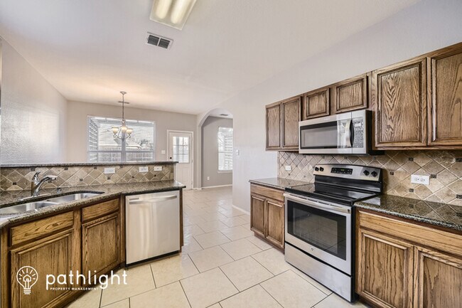 Building Photo - 11917 Grizzly Bear Dr, Fort Worth, TX, 76244
