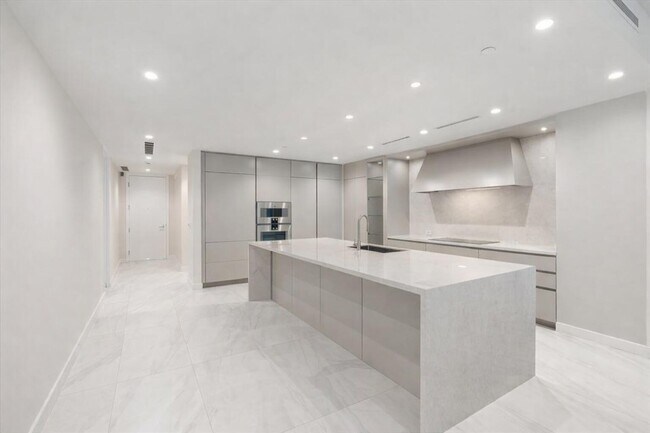 Building Photo - 200 SE Mizner Blvd